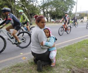 La pequeña Karen Yalena mostró toda su admiración y apoyo a su papá ante el lente de EL HERALDO.