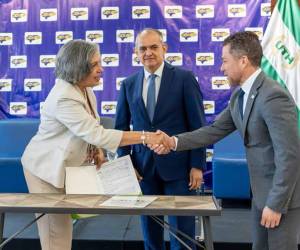 Autoridades de la Universidad Tecnológica de Honduras (UTH) y del Consejo Hondureño de la Empresa Privada (COHEP) participaron en la firma del convenio que fortalece la cooperación entre la academia y el sector empresarial.