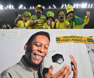 Con una bandera gigante, los “torcedores” de la Canarinha le enviaron un mensaje de ánimo al legendario número 10.