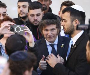 El presidente de Argentina, Javier Milei, se encuentra de visita en Israel donde acudió al Muro de las Lamentaciones, el último vestigio que queda del Segundo Templo, considerado el lugar más sagrado donde los judíos pueden orar, en la Ciudad Vieja de Jerusalén.