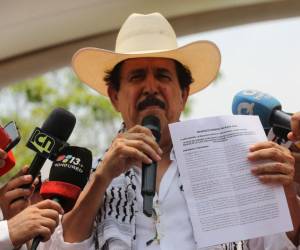 Manuel Zelaya sostiene el pronunciamiento de la clase obrera al dar su discurso en el Día del Trabajador.