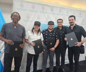 La Agrupación Diablos Negros cuando recibía sus reconocimientos, junto al vicecanciller Torres.