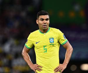 Casemiro con la mirada perdida durante el juego entre Croacia y Brasil.