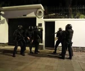 Las autoridades de Ecuador irrumpieron en la embajada de México para capturar a Jorge Glas.