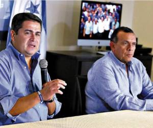 A la izquierda, Juan Orlando Hernández y a la derecha, Porfirio Lobo Sosa.