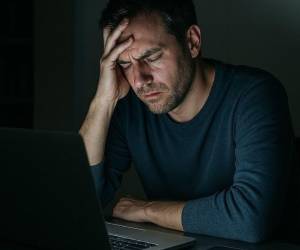 <b>La exposición constante a desinformación puede generar ansiedad, inseguridad y agotamiento emocional en los usuarios.</b>