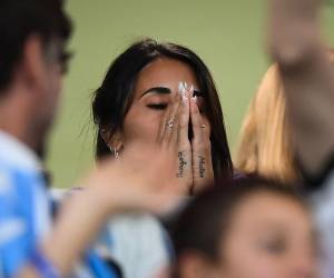 Antonela Roccuzzo no pudo evitar los nervios y la tensión que sentía desde las graderías durante el encuentro de octavos de final de Argentin contra Australia.