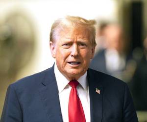 El expresidente Trump, su exabogado personal Rudy Giuliani, su último jefe de gabinete en la Casa Blanca, Mark Meadows, y una de sus exabogadas Jenna Ellis