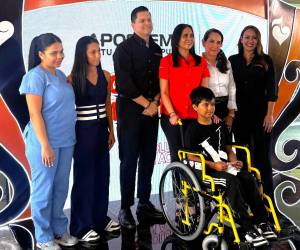 Bajo la iniciativa “Jugadas que cambian vidas”, la casa de apuestas deportivas convierte la pasión de los hondureños en un aporte tangible para respaldar los servicios de rehabilitación de miles de beneficiarios a nivel nacional. En la foto, ejecutivos de Apostemos junto a la Dra. Vinelli y el testimonio de este año, Ian Morel.