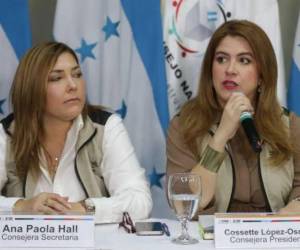 Las consejeras del CNE, Ana Paola Hall y Cossette López, durante su comparecencia pública en la que aclararon que permanecen resguardadas por motivos de seguridad.