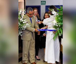 <i>El rector de la UJCV doctor Julio Raudales y la representante residente del BID Honduras, María José Jarquín, realizan el corte de cinta del Centro de Innovación INNOVA-T.</i>