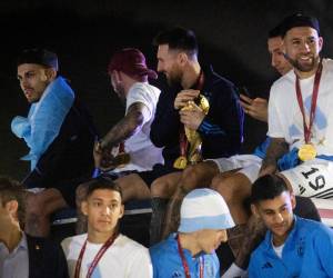Lionel Messi, Leandro Paredes, Rodrigo De Paul, Ángel Di María y Nicolás Otamendi casi sufren un amargo momento en medio de los festejos por haber ganado el Mundial.