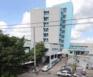 A pesar de las afirmaciones del gerente del hospital, Henry Andino, sobre la suficiencia de especialistas, los pacientes siguen sufriendo por la falta de atención adecuada.