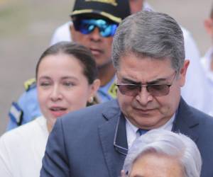 El expresidente Juan Orlando Hernández acudió este lunes a su primera audiencia por los delitos de presunto fraude y lavado de activos, relacionados con el caso Pandora II.