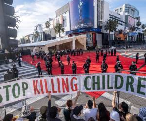 Decenas de personas llegaron hasta la parte de afuera del teatro Dolby de Los Ángeles, donde se llevaban a cabo los Premios Oscar, para exigir ayuda para los niños de Palestina.