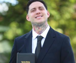 El reguetonero Raymond Guevara sorprendió al mundo y a sus seguidores al anunciar que dejaba la vida mundana para llevar el mensaje de Dios. Actualmente predica el evangelio y trabaja junto a otros artistas del género urbano que también han dejado la música por el Señor.