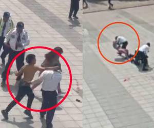 En la primera imagen se observa cómo un vendedor informal golpea a un guardia. En la segunda foto, un guardia derriba a una mujer.