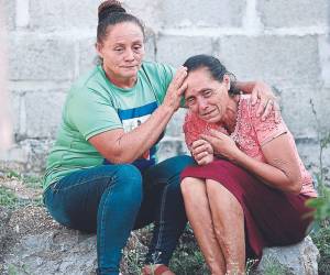 Doña Carlota Madrid es consolada por su hermana Elvia. Ellas son la madre y tía de Edin, uno de los jóvenes que el gobierno de México señala que falleció.