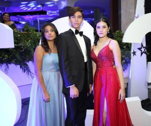 Miranda Ester Varela, Sergio Miranda y Claudia Marcela Maradiaga posaron con orgullo en representación de su promoción.