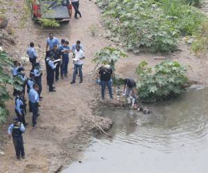 El cadáver del hombre estaba a la orilla del río.