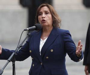 Dina Boluarte asumió la presidencia de Perú, tras la destitución de Pedro Castillo por su decisión de cerrar el Congreso de la República y declarar un “gobierno de excepción”.