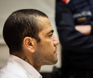 Dani Alves paga millonaria fianza y podrá salir de prisión por caso de violación