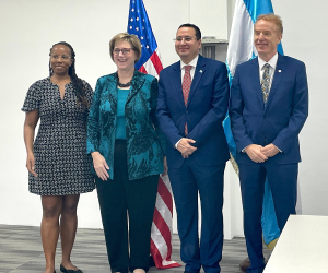 La embajadora de Estados Unidos en Honduras junto a otros participantes de la reunión.