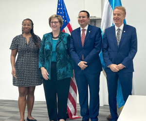La embajadora de Estados Unidos en Honduras junto a otros participantes de la reunión.