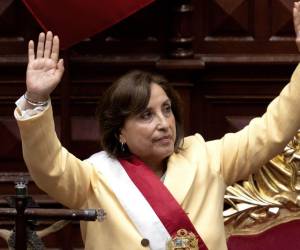 Tras una sucesión de anuncios que en pocas horas sacudieron la institucionalidad de Perú, Boluarte fue juramentada como la primera mujer presidenta del país y dejó claro que aspira a cumplir todo el período, hasta julio de 2026.