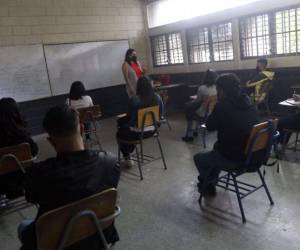 Apenas uno de cada cuatro jóvenes de 15 a 17 años está matriculado en el sistema escolar, por lo que expertos invitan a actualizar la currícula para que se tengan mejores competencias tecnológicas.