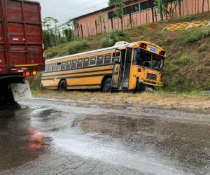 Tras el accidente vehicular varias personas resultaron con algunas lesiones.