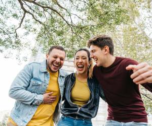 Participe en actividades locales, únase a grupos de arte o religiosos para establecer nuevas amistades.