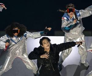 Jungkook interpretó ‘Dreamers’, la canción inaugural del evento deportivo.