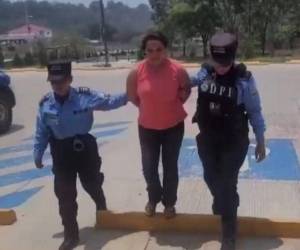 Foto del momento en que capturaron a Juana Orellana (privada de libertad fallecida) luego de que su marido la denunció por violencia doméstica contra él y una hija de 11 años.