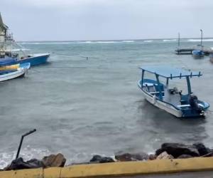 El fuerte oleaje en las playas en Islas de la Bahía ha hecho que pequeñas embarcaciones paralicen sus actividades.