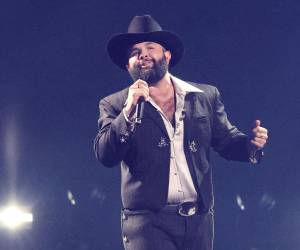 El cantante de Hermosillo celebra uno de los mayores reconocimientos de su carrera.