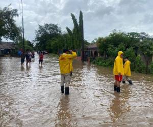 En el sector de Agua Fría y Playa Grande, de Nacaome, Valle, las autoridades evacuaron este lunes a más de 140 personas tras las abundantes lluvias.