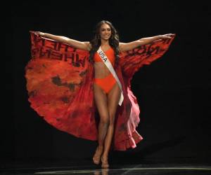 Miss Estados Unidos, R’bonney Gabriel, sube al escenario durante la 71.ª competencia preliminar de la competencia Miss Universo en el Centro de Convenciones Morial de Nueva Orleans el 11 de enero de 2023 en Nueva Orleans, Luisiana.