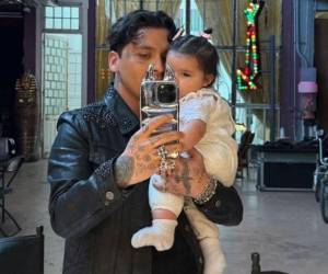 La decisión de Nodal de publicar una foto de su hija en el Día del Padre ha generado muchas críticas.