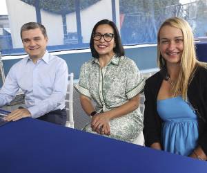 Discovery School formalizó una alianza estratégica con Coursera, convirtiéndose en la primera institución educativa de Honduras y Centroamérica en establecer un acuerdo oficial con la reconocida plataforma global de aprendizaje en línea.