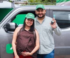 Alegría y gratitud en Tegucigalpa: Angelo Meléndez y su esposa posan frente al KIA Tasman, momento en que recibieron las llaves de su nuevo vehículo.
