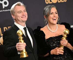 El director británico Christopher Nolan (izquierda) y su esposa, la productora de cine británica Emma Thomas, posan en la sala de prensa con los premios a Mejor Director - Película y Mejor Película - Drama por “Oppenheimer”.