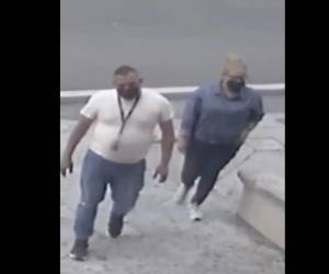 En un videoclip se muestra cómo la pareja ingresa al local y disimuladamente se roba una computadora.