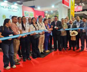 Corte de cinta inaugural en el stand de Café de Honduras. Delegados, productores y representantes oficiales hacen parte de la comitiva nacional para representar la calidad excepcional de las regiones cafetaleras del país