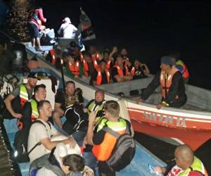 Momento en que los rescatados son trasladados en botes pertenecientes a la Base Naval de Caratasca (Banacar).