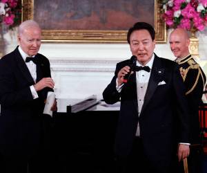 El líder surcoreano cantó a capella las primeras estrofas del tema, ante el aplauso de los asistentes.