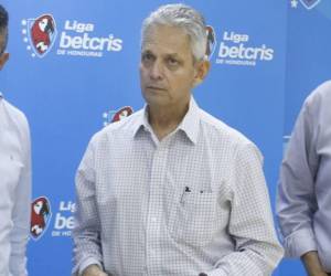 Reinaldo Rueda estuvo presente en una reunión de la Liga Nacional en las oficinas de San Pedro Sula.