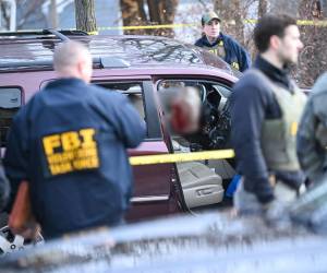 Con flores, velas y consignas contra ICE, miles de ciudadanos se reunieron en el lugar donde falleció Renee Nicole Good.