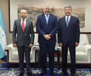 El canciller Eduardo Enrique Reina junto al ministro de la Presidencia, Rodolfo Pastor, y el subdirector de la Agencia de Cooperación de China, Tang Wenhong.