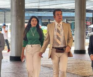 Salvador Nasralla llegó acompañado de su esposa y diputada del PSH, Iroshka Elvir.